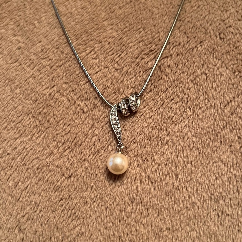 VINTAGE Elegant Silver Crystal Twist Pendant Necklace with a White Pearl